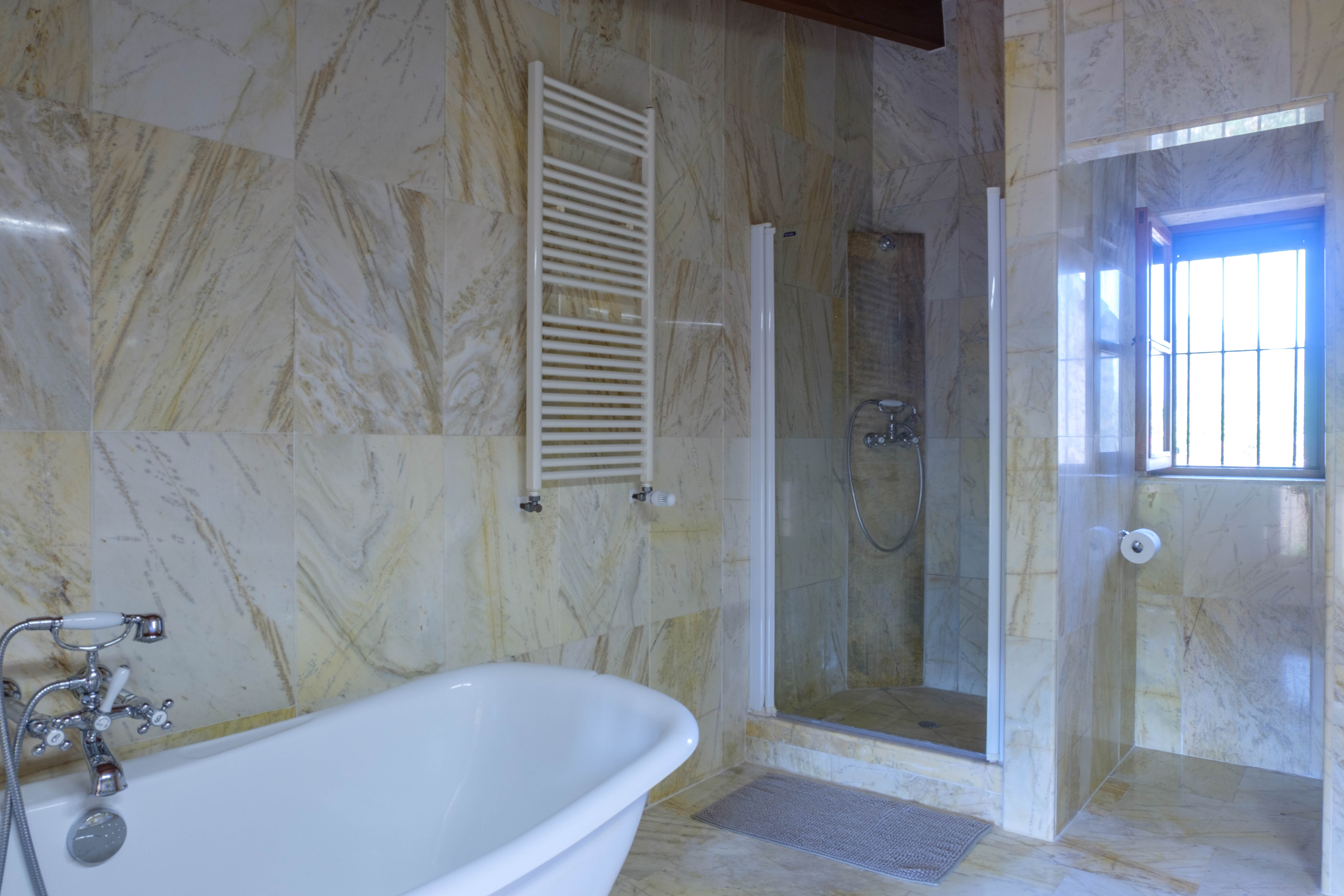 Bad Wanne und Dusche